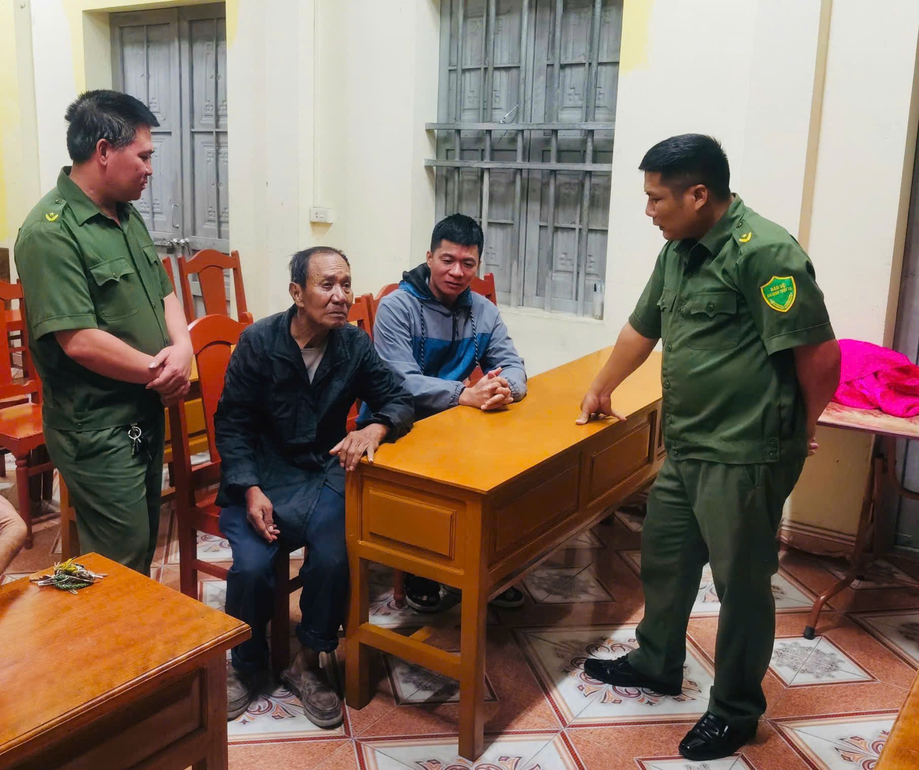 Công an xã Hà Bắc kịp thời giúp đỡ người cao tuổi đi lạc trở về với gia đình